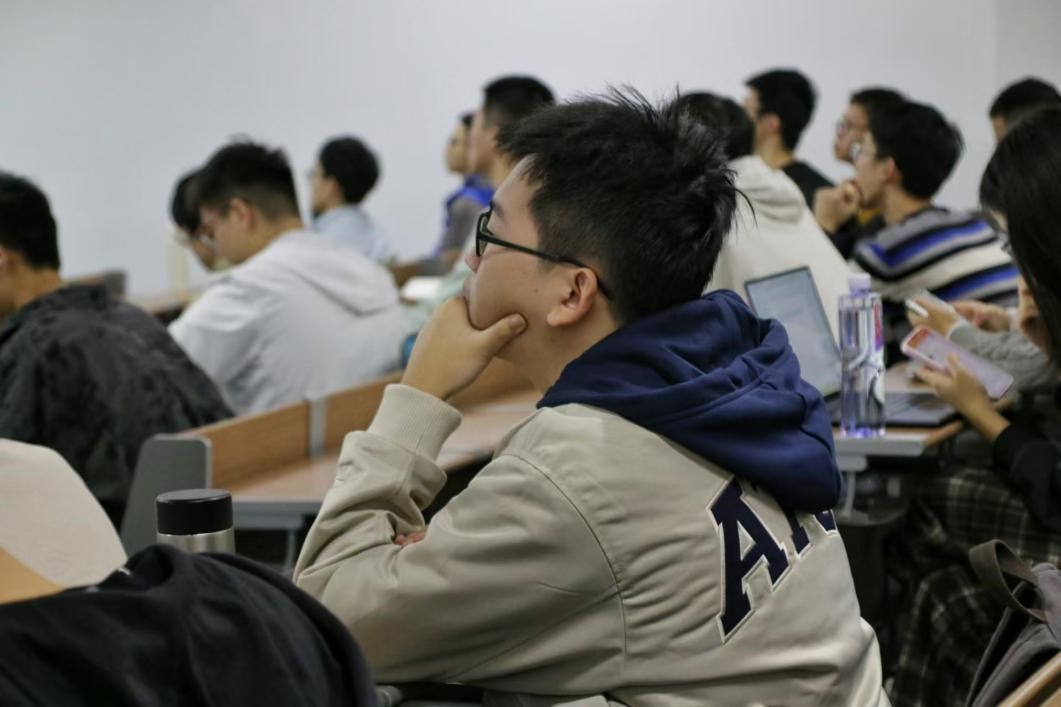 1732622685440035789.jpg 同学们积极参与互动问答环节.jpg