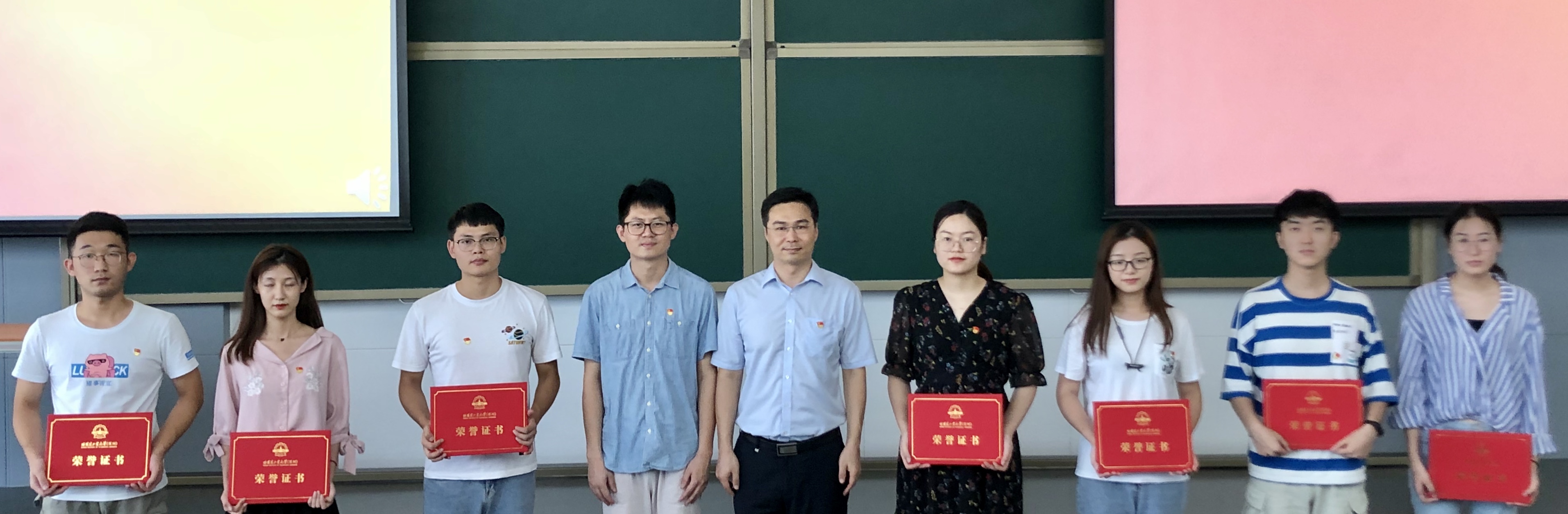 1595319707948046153.jpg 电信学院党委书记田佳峻,辅导员梁羡飞与优秀共产党员获得者合影.jpg