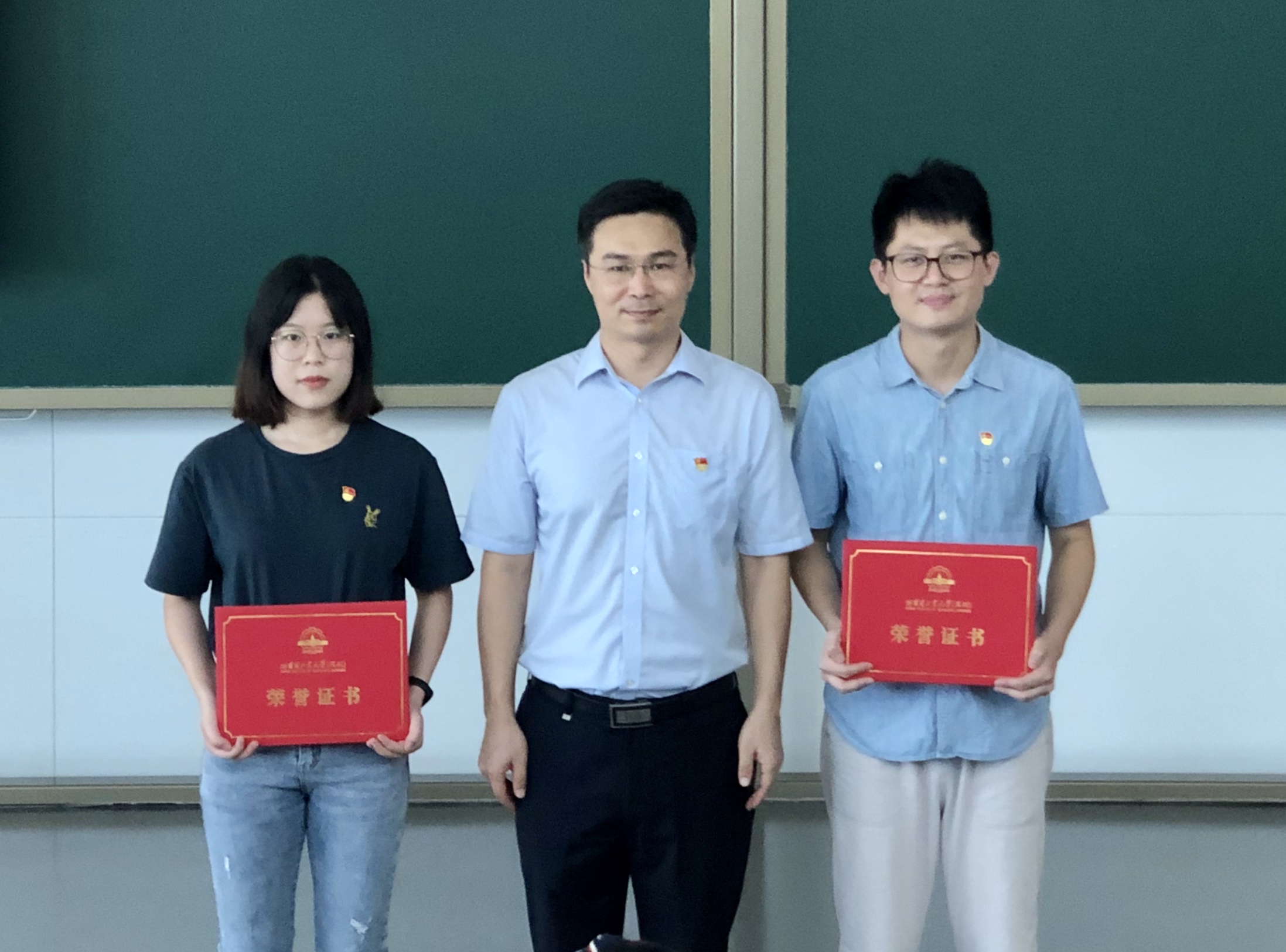 1595319719808033570.jpg 电信学院党委书记田佳峻为先进基层党组织获得者颁奖.jpg