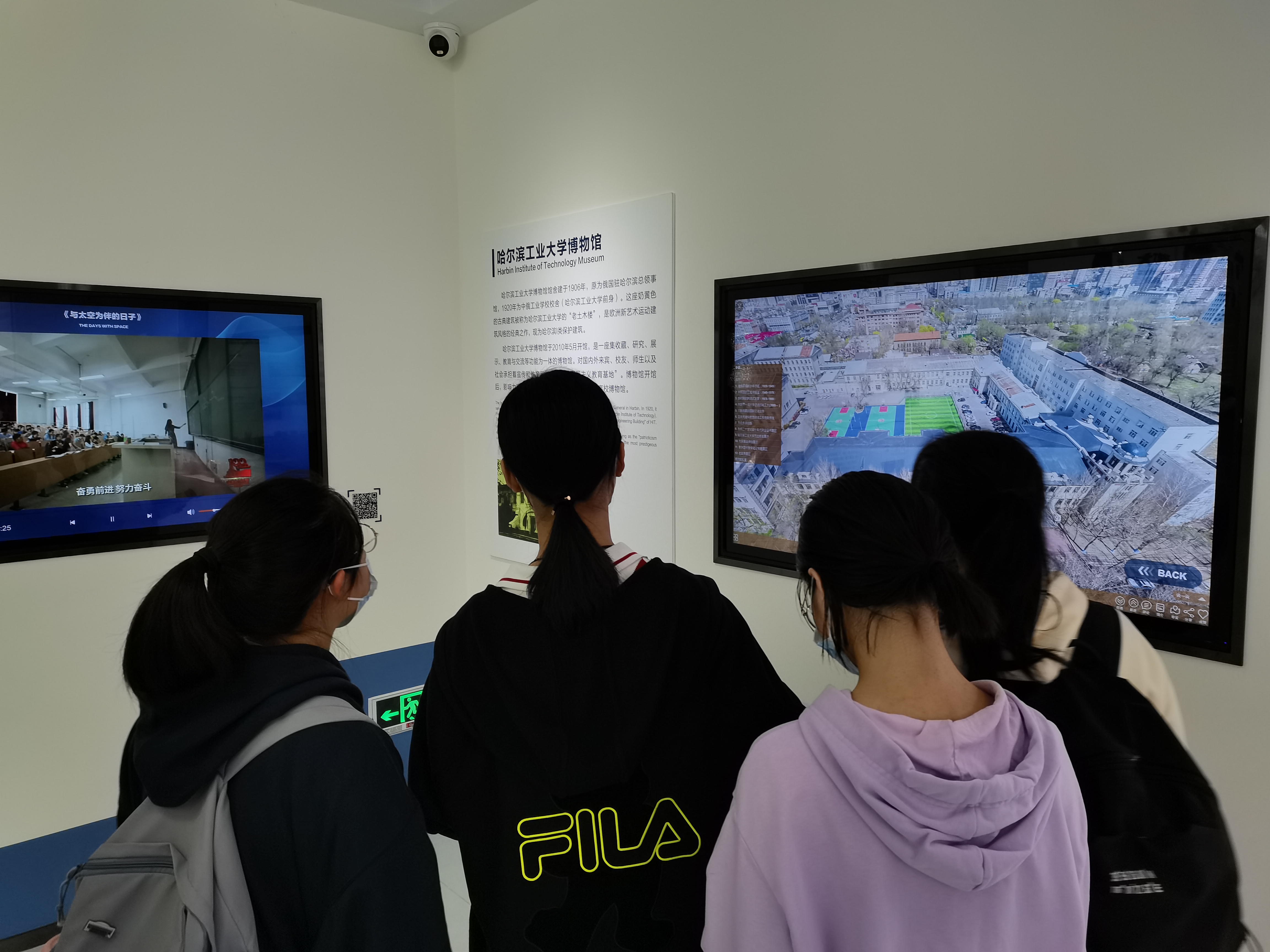 1636090205705035715.jpg 参观校史馆.jpg