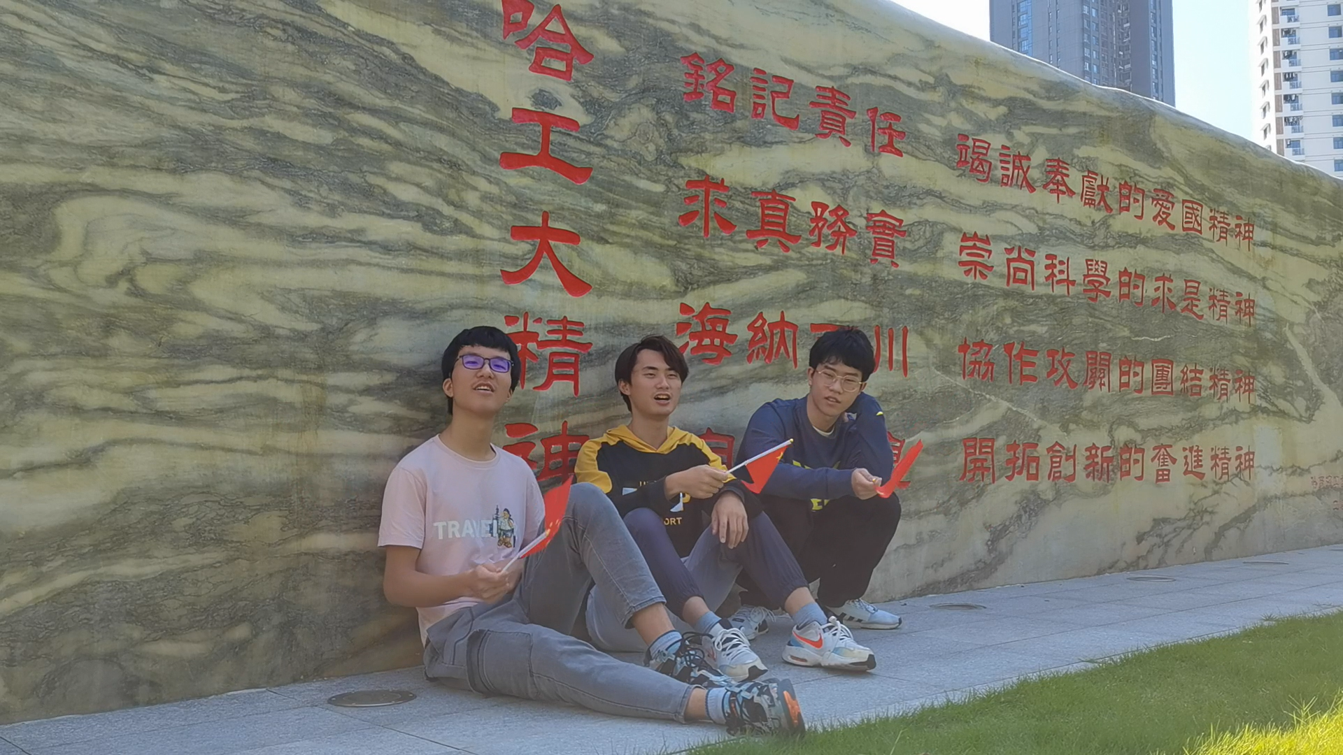 1636090279334066720.png 校训石前唱红歌.png