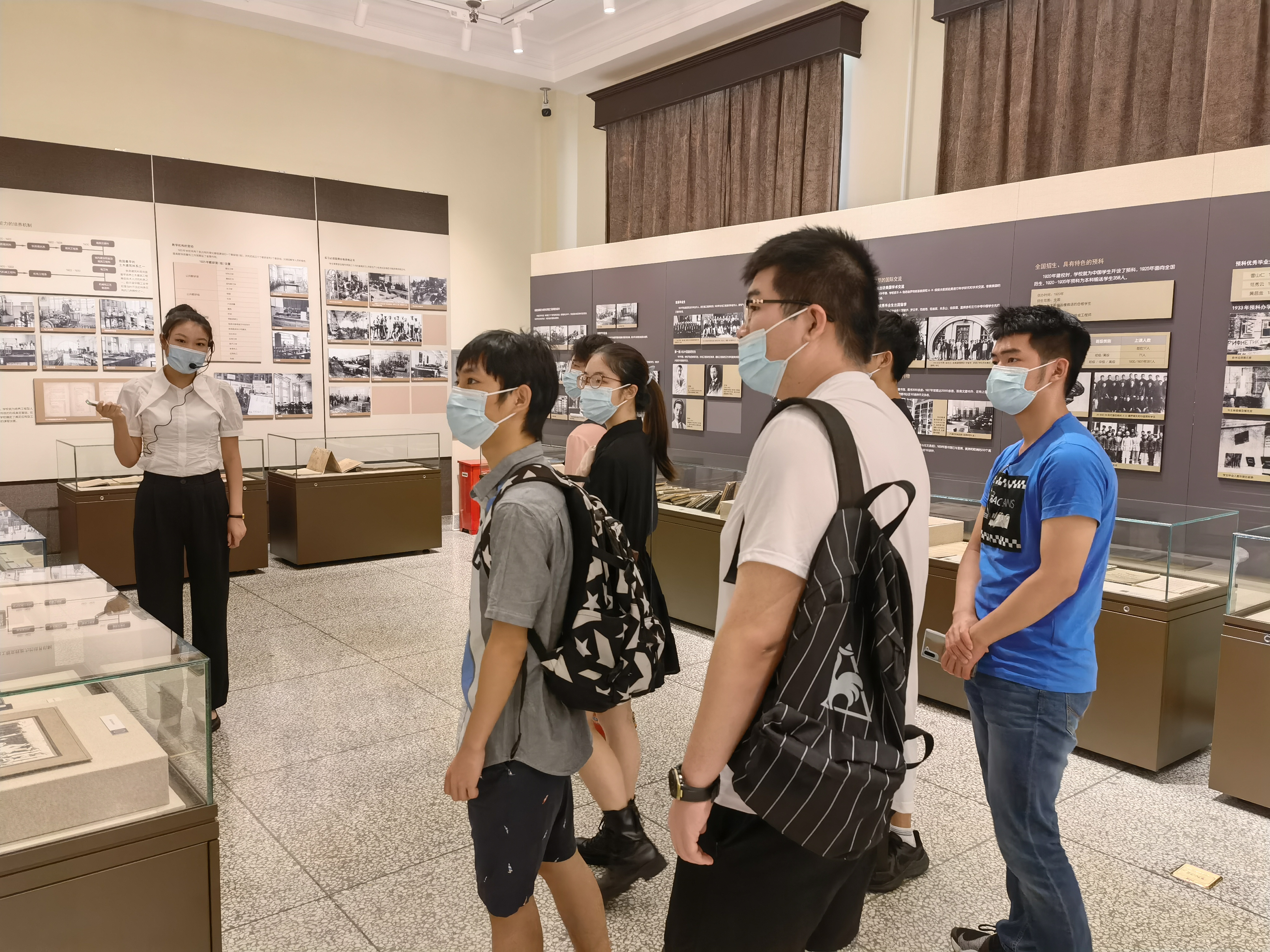参观哈工大校史馆.jpg