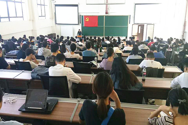 1546593398158071806.jpg 党课讲座现场_小图.jpg