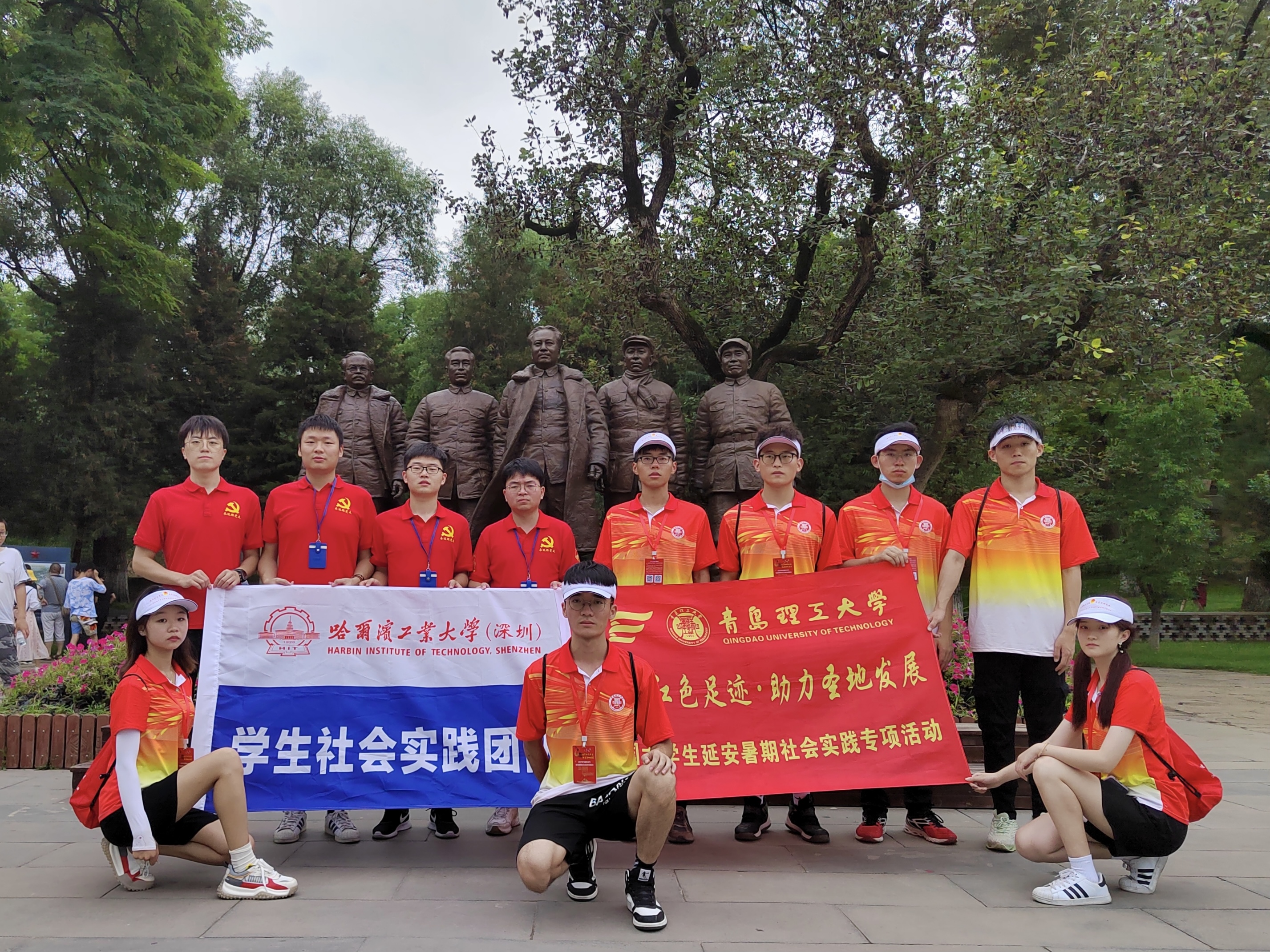 1631089560847003616.jpg 图二十三 实践团与青岛理工大学实践团在枣园革命旧址进行交流.jpg