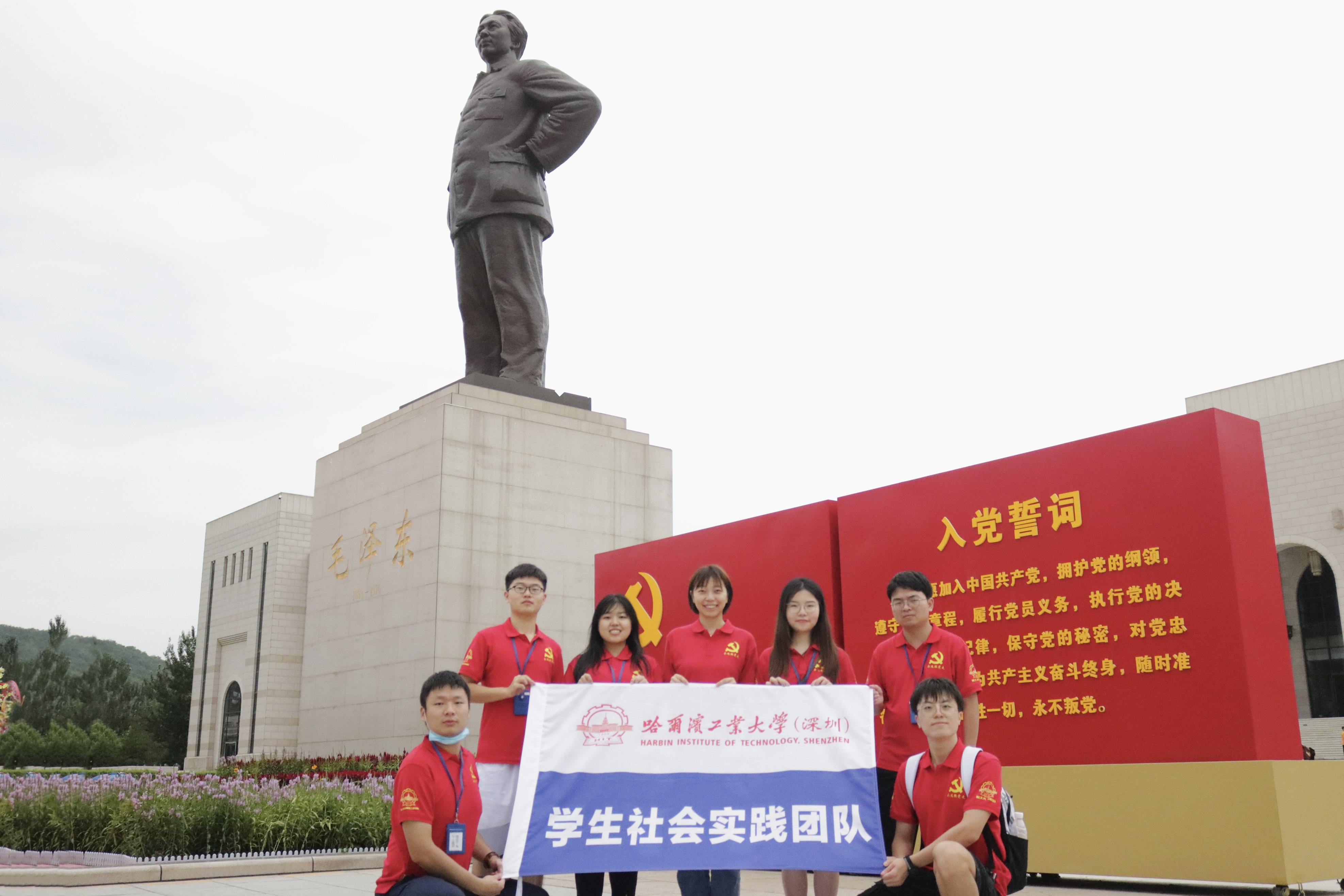 1631089085689068949.jpg 图二 实践团在延安革命纪念馆前合影.jpg
