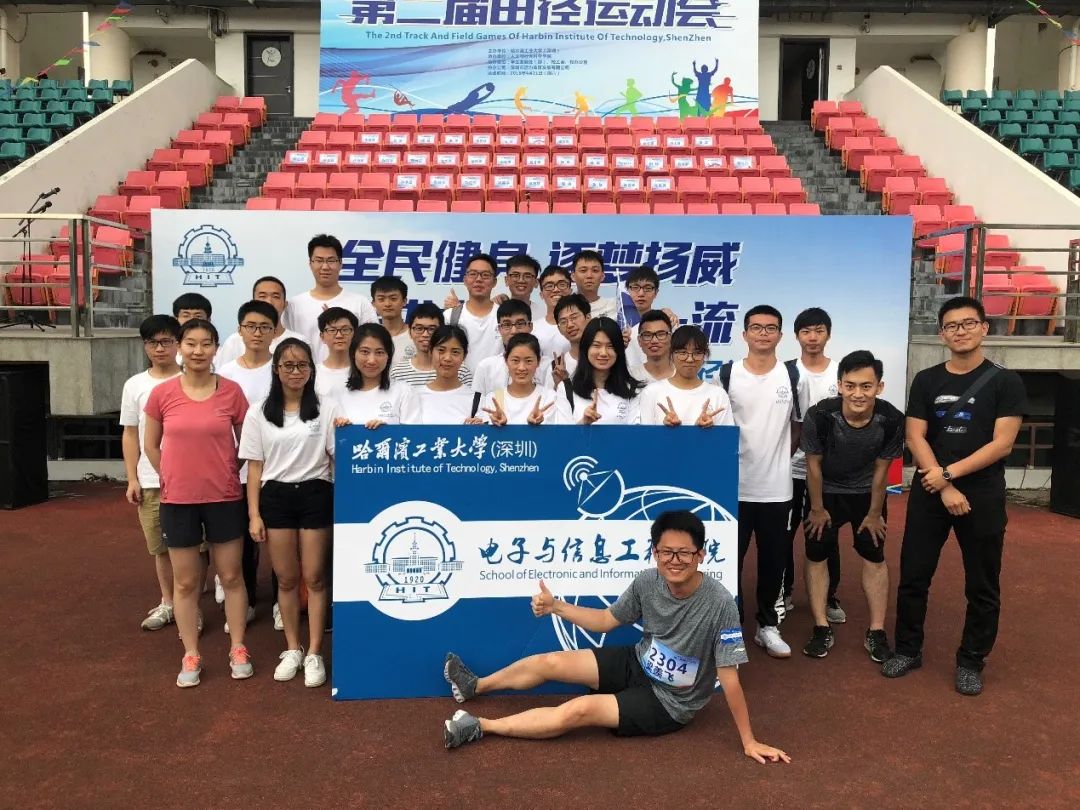在校区运动会上和班级同学的合影（中）.jpeg