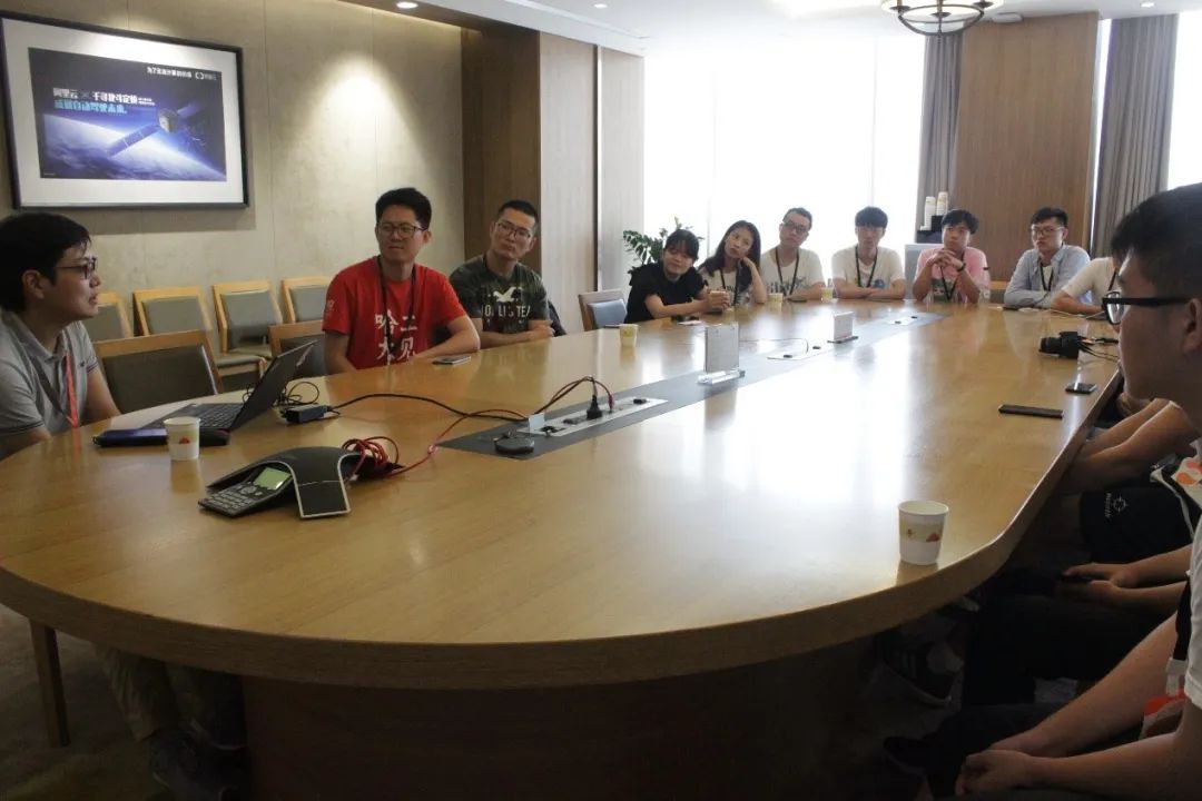 带领学生走访杭州阿里巴巴公司（左二）.jpeg