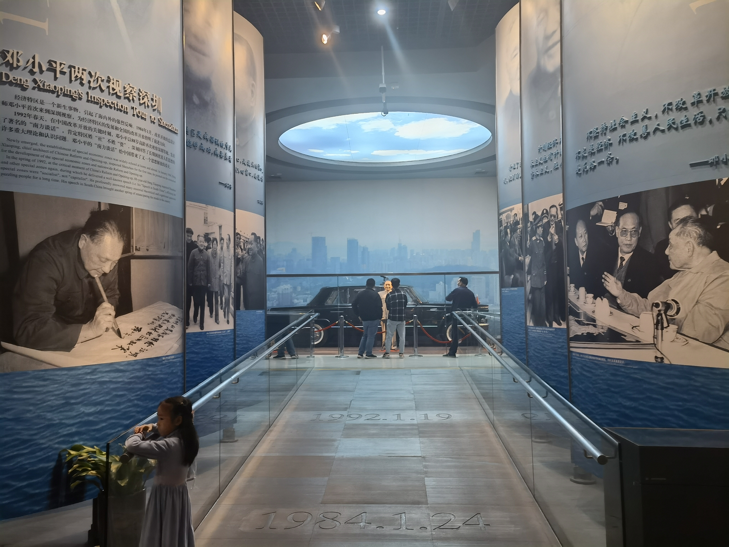 6.参观展馆2.png