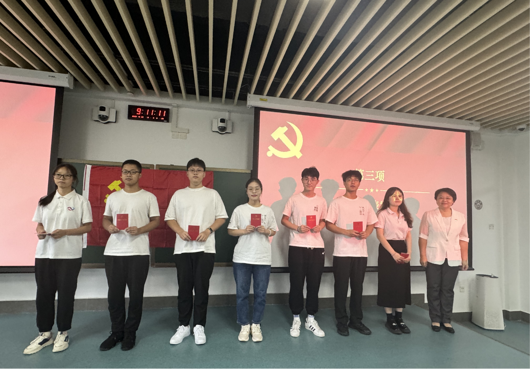 1698734897645022078.png 土环学院党委副书记曹罡为学员代表发放党章.png