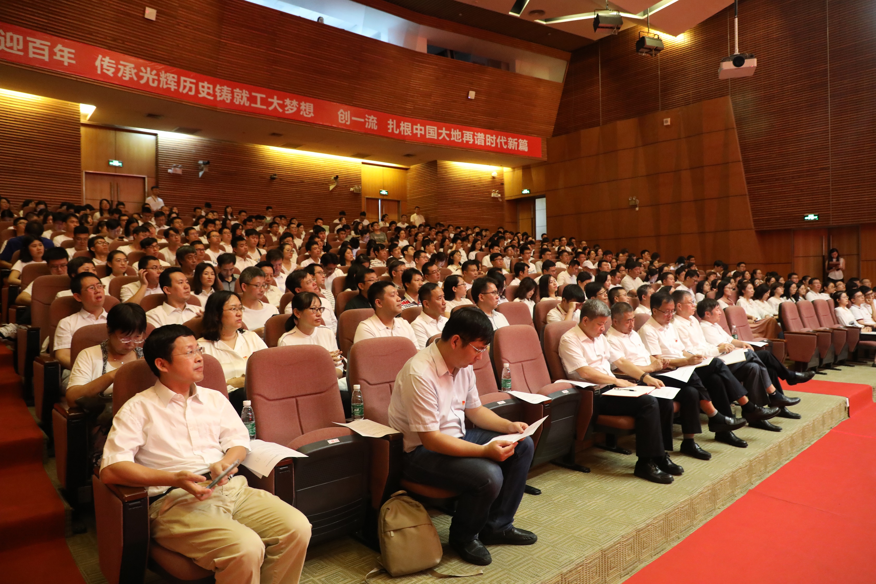 会议现场3.jpg