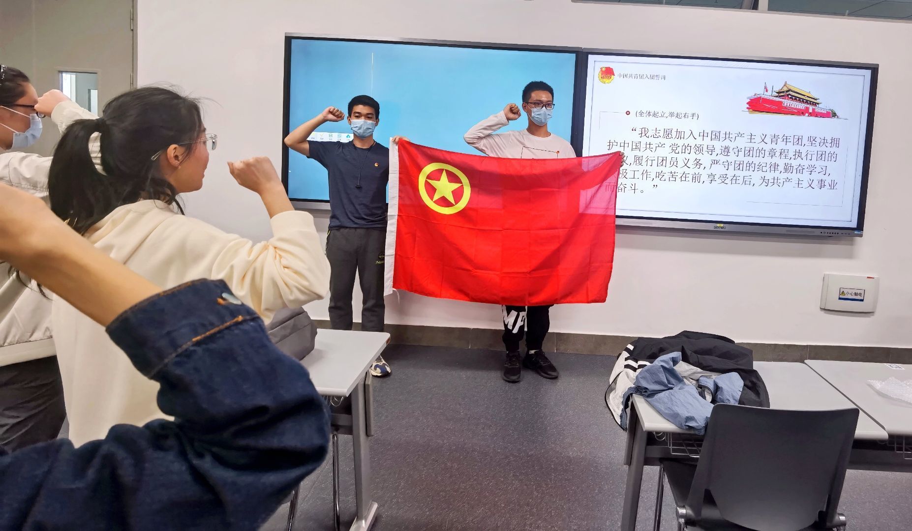 1636090132235073014.jpg 2021级7班团支部团日活动照片-团旗.jpg