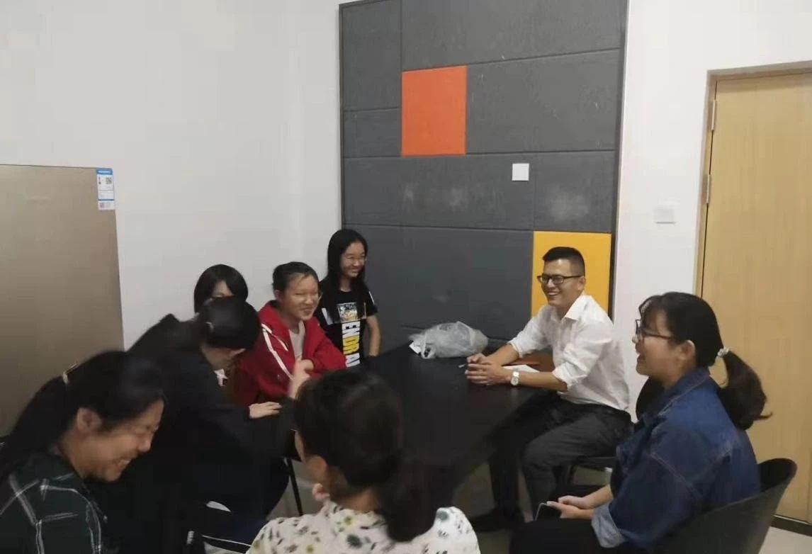 1672218591822010439.jpeg 在宿舍和学生谈心谈话2.jpeg