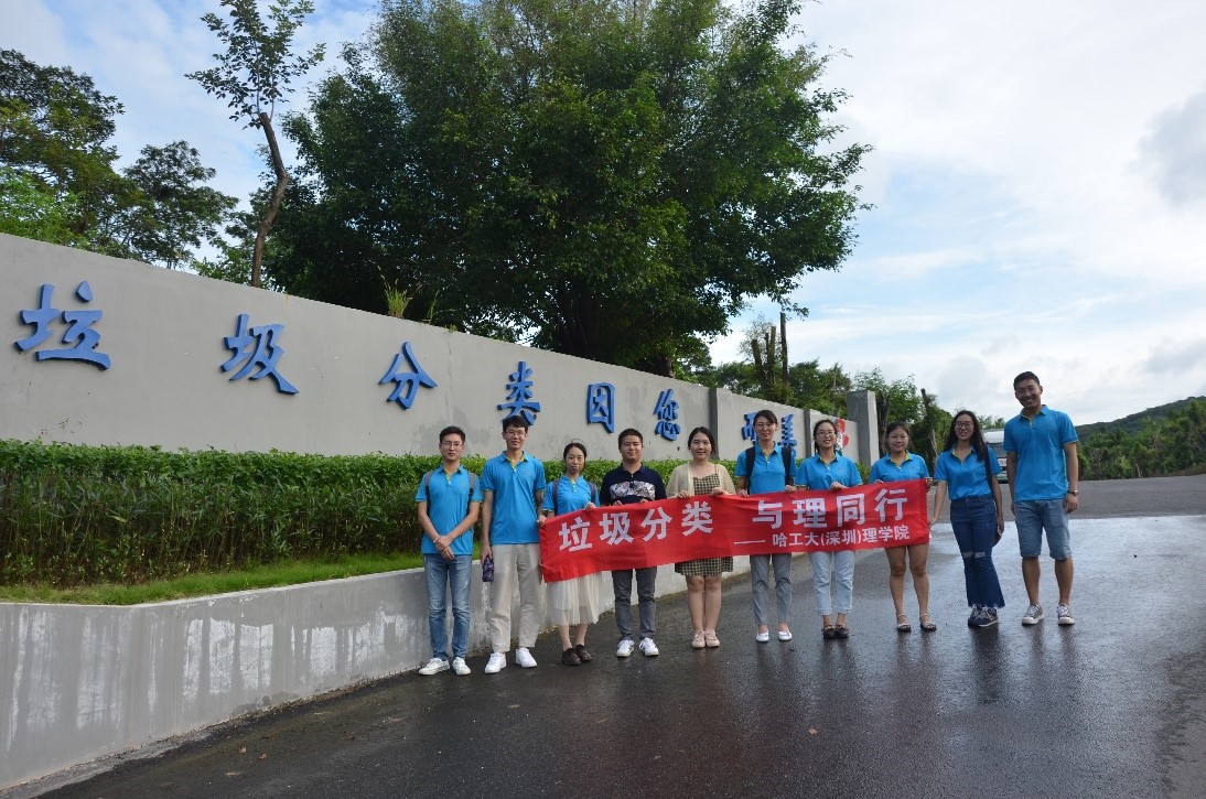 1567673362611048434.jpg 门口合影.jpg