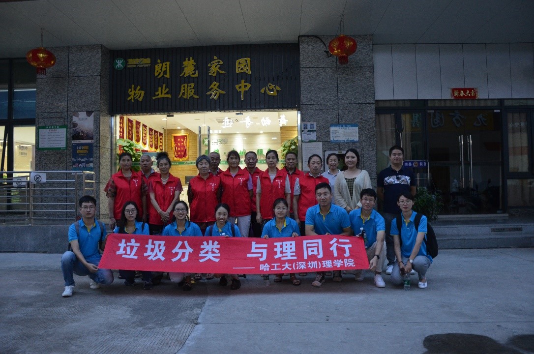 1567673398362037249.jpg 与督导员合影.jpg