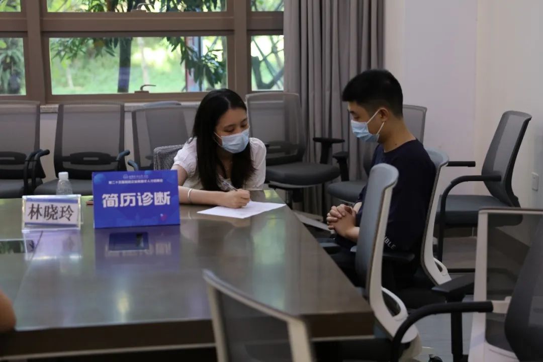 1672215497473077888.jpeg 林晓玲耐心为学生提供简历咨询.jpeg