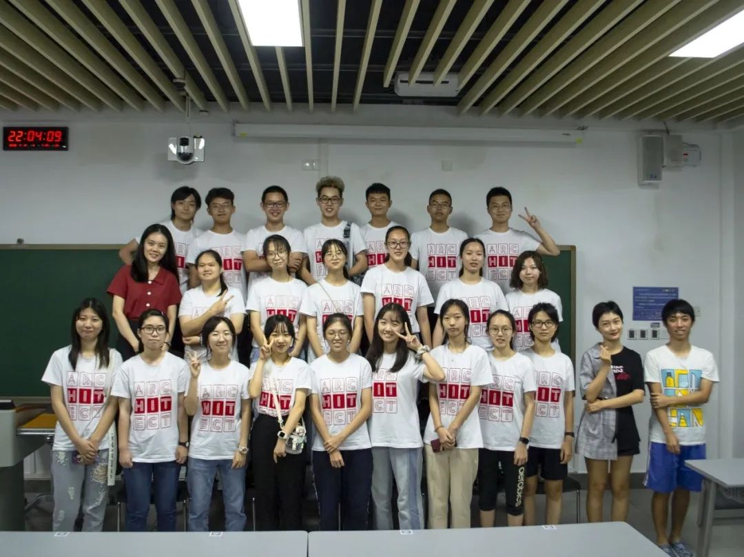 1672215449550072536.jpeg 林晓玲与同学们在一起(第二排左一).jpeg