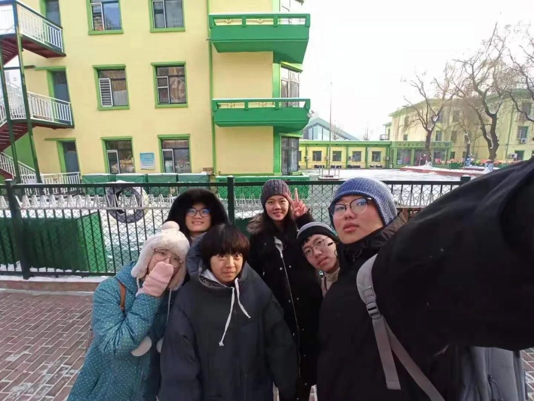 1672215602292031034.jpeg 林晓玲与学生自拍.jpeg