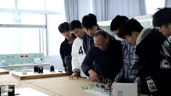 葛水河老师指导学生进行自动控制接线.jpg