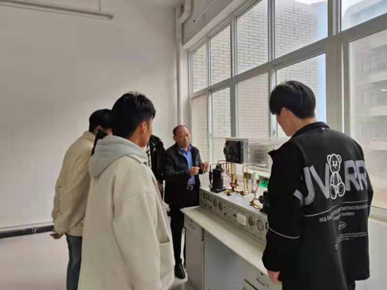 葛水河老师给学生介绍制冷系统考评机的结构.jpg