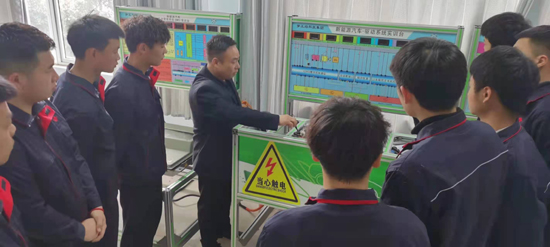 李参副教授指导学生进行新能源汽车驱动系统实训.jpg